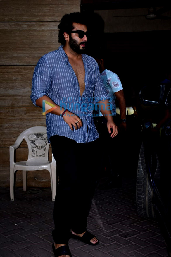 photos arjun kapoor spotted visiting malaika arora at her house after her accident 3