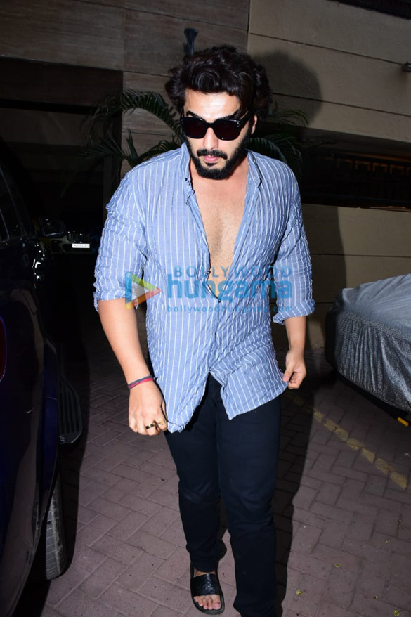 photos arjun kapoor spotted visiting malaika arora at her house after her accident 4