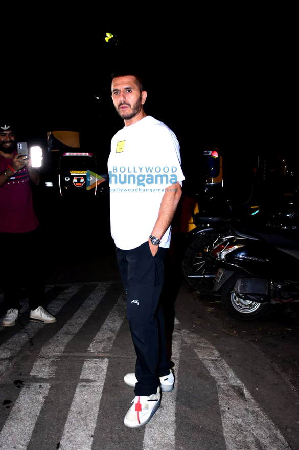 photos celebs snapped at karan johars house in bandra5 2