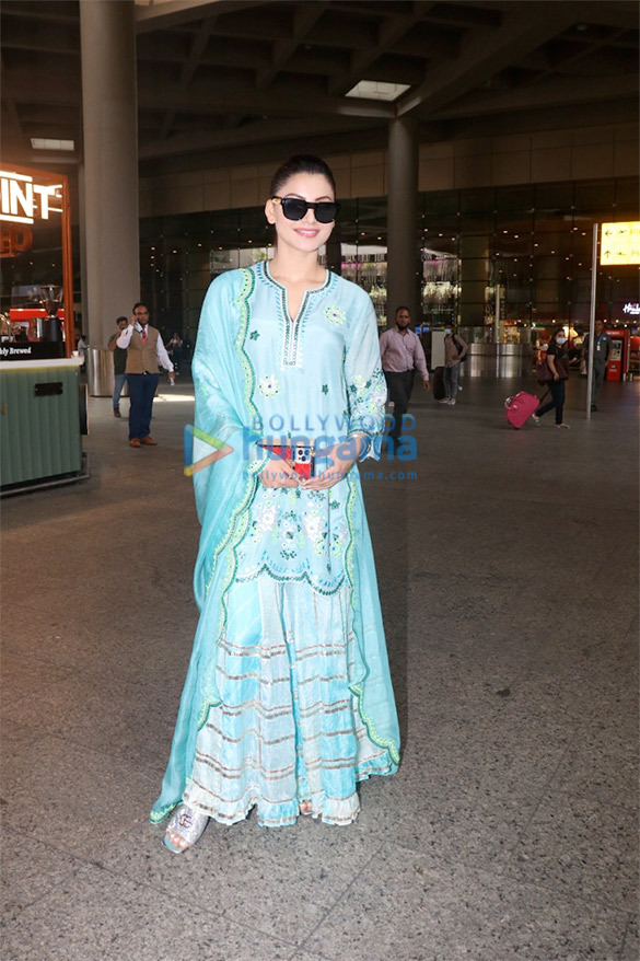 photos deepika padukone mrunal thakur prachi desai and others snapped at the airport5 4
