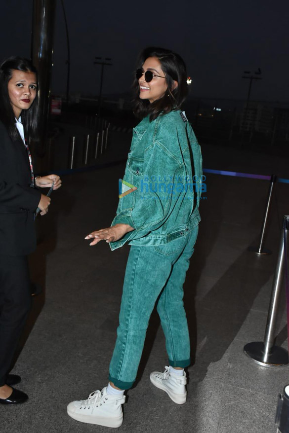 Photos: Deepika Padukone and Kriti Sanon snapped at the airport Photos: Deepika Padukone and Kriti Sanon snapped at the airport