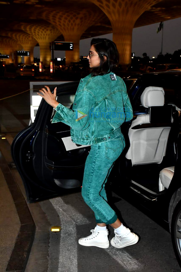 photos deepika padukone snapped at the airport 3 5