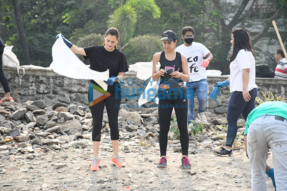 photos dia mirza pragya yadav and maniesh paul spotted during a beach clean up drive at carter road on world earth day 1
