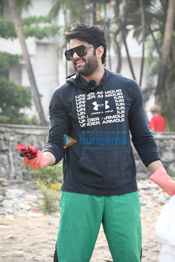 photos dia mirza pragya yadav and maniesh paul spotted during a beach clean up drive at carter road on world earth day 3