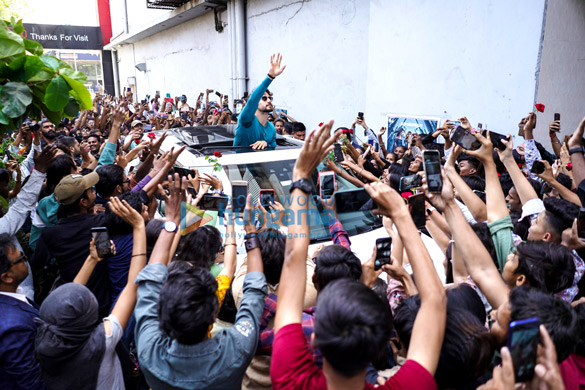 Photos: Fans go crazy greeting Tiger Shroff in Ahmedabad as he arrives to launch the trailer of Heropanti 2
