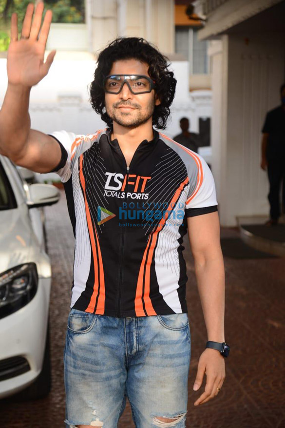 photos gurmeet choudhary spotted at anand pandits office 00 1