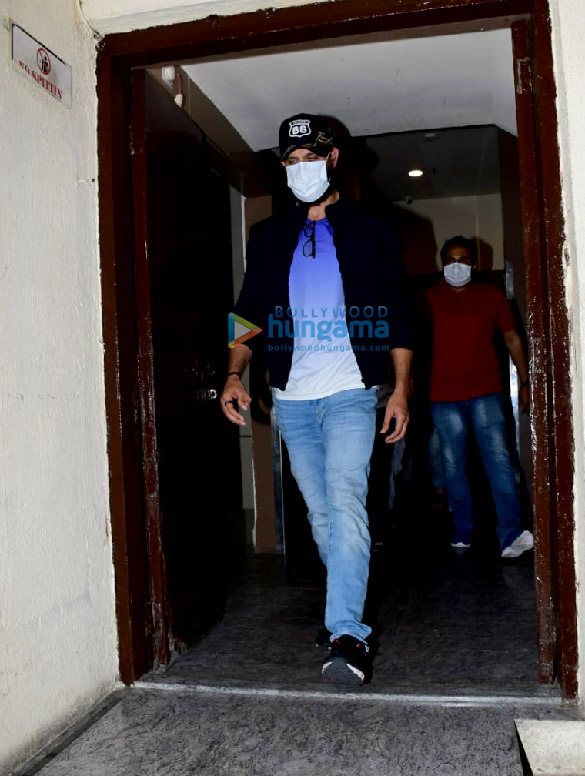 photos hrithik roshan pinky roshan and hrehaan roshan snapped at pvr juhu 1