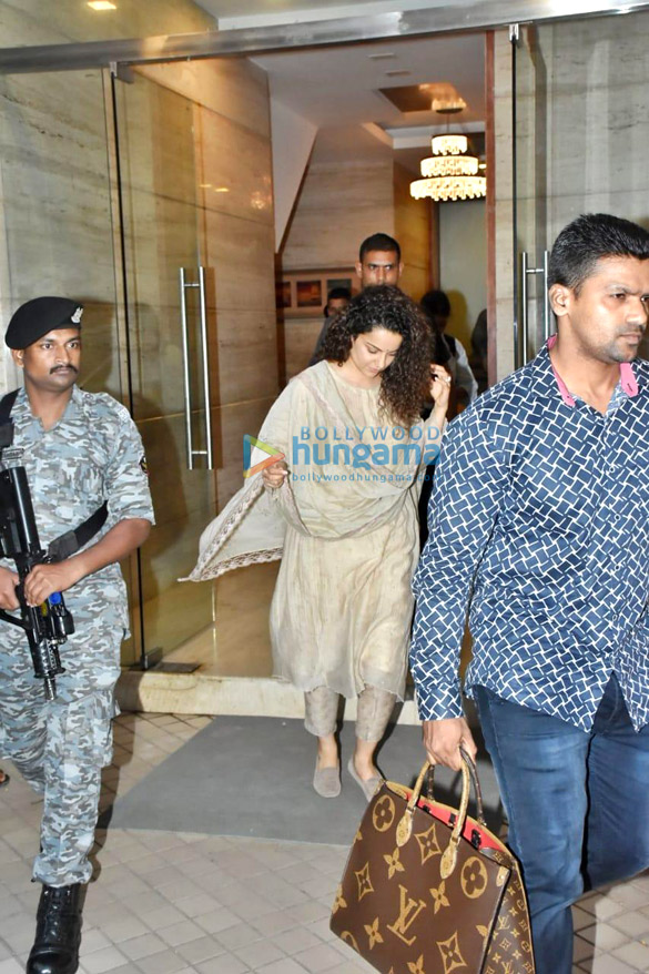 Photos: Kangana Ranaut snapped at a dubbing studio in Khar Photos: Kangana Ranaut snapped at a dubbing studio in Khar