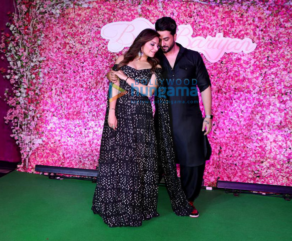 Photos: Kanika Kapoor, Aly Goni and others snapped promoting the song Buhe Bariyan Photos: Kanika Kapoor, Aly Goni and others snapped promoting the song Buhe Bariyan