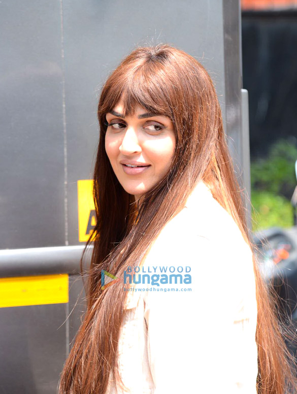 photos karanvir sharma and esha deol snapped at their shoot location in juhu 3