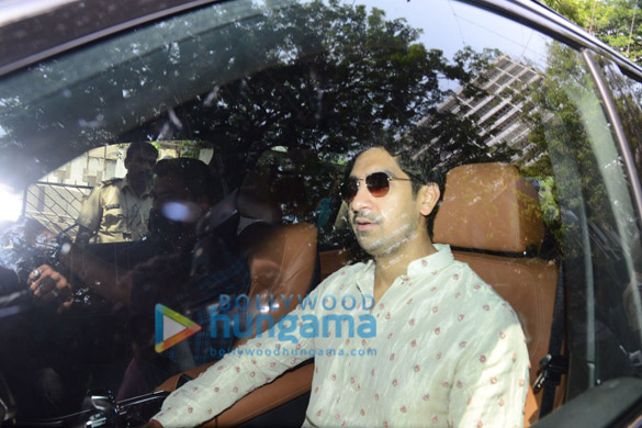 photos kareena kapoor khan karisma kapoor neetu singh and others arrive at ranbir kapoors house in bandra 3