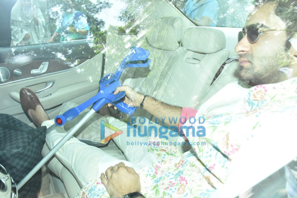 photos kareena kapoor khan karisma kapoor neetu singh and others arrive at ranbir kapoors house in bandra1 3 2