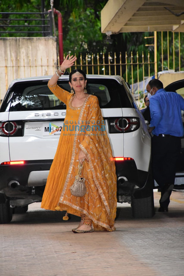 photos kareena kapoor khan and karisma kapoor snapped arriving at ranbir kapoor and alia bhatt mehndi ceremony 4
