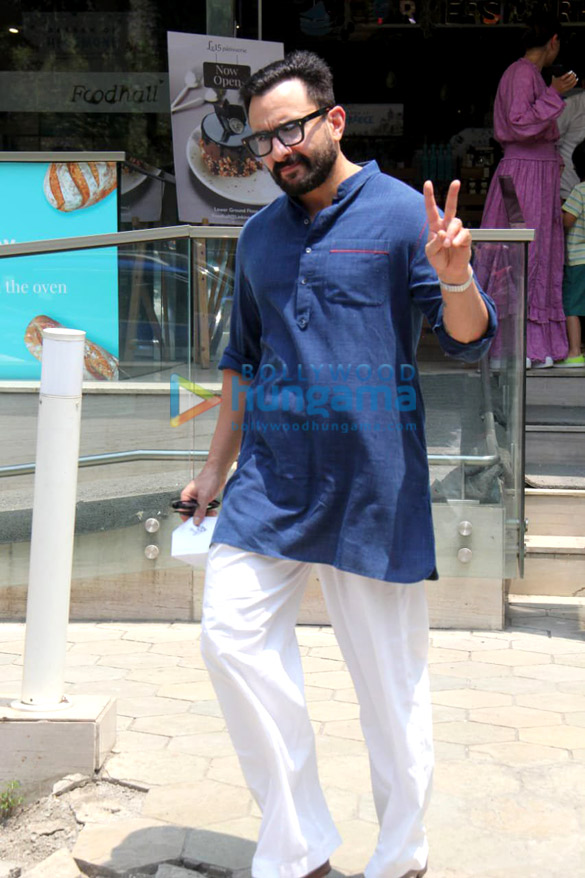 photos kareena kapoor khan and saif ali khan spotted with son taimur ali khan at foodhall in bandra 5