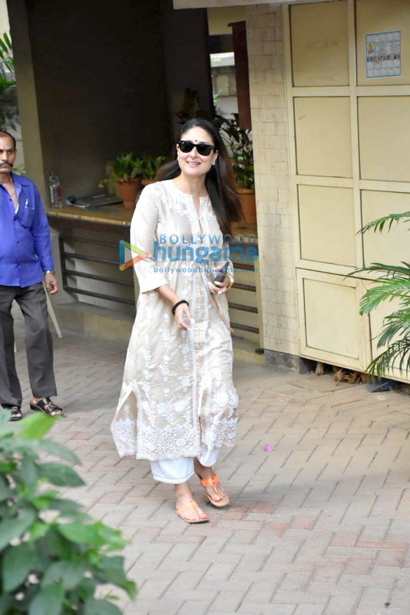 photos kareena kapoor khan snapped in bandra 1 6