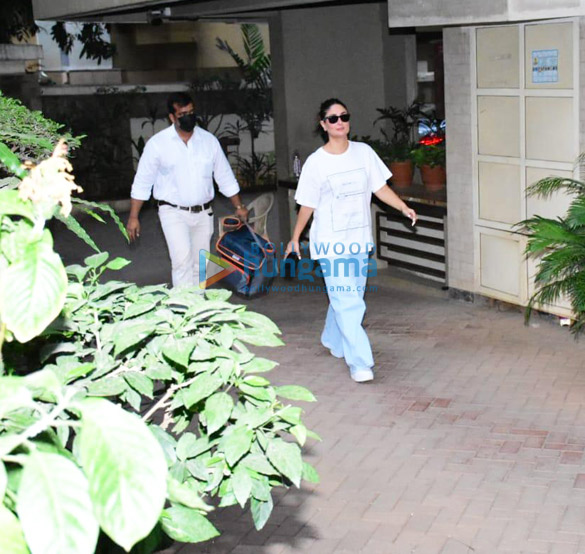 Photos: Kareena Kapoor Khan spotted in Bandra Photos: Kareena Kapoor Khan spotted in Bandra