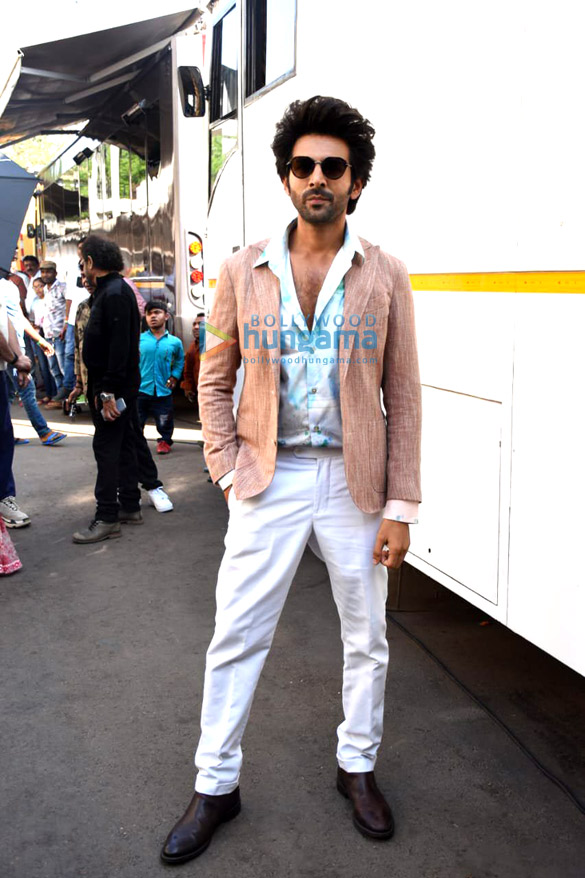 photos kartik aaryan kiara advani and anees bazmee snapped during the promotions of bhool bhulaiyaa 2 4