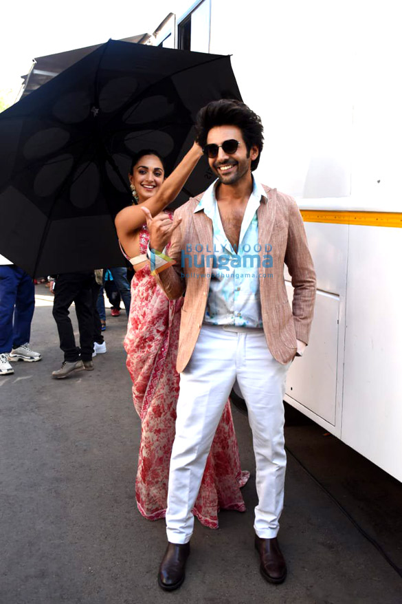 photos kartik aaryan kiara advani and anees bazmee snapped during the promotions of bhool bhulaiyaa 2 9