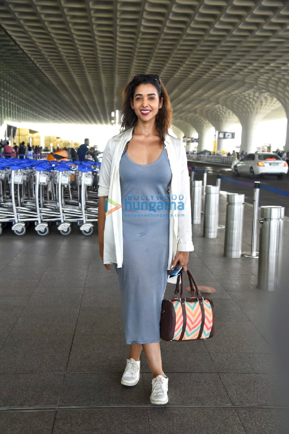 photos kartik aaryan kriti sanon kangana ranaut and others snapped at the airport5 6