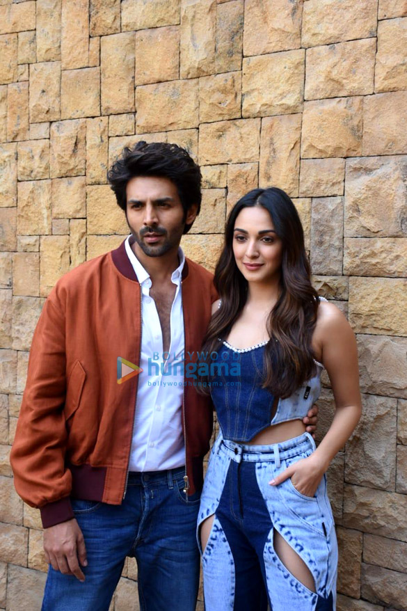 photos kartik aaryan and kiara advani promote bhool bhulaiyaa 2 at jw marriott juhu 6