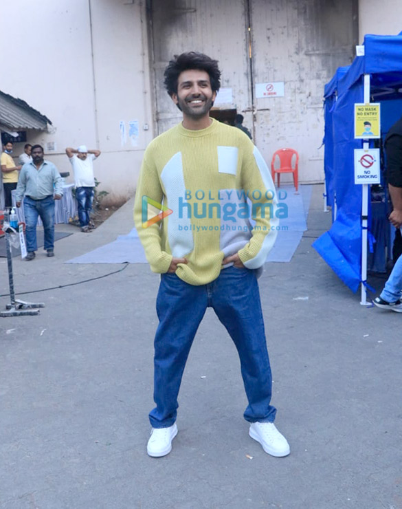 photos kartik aaryan snapped at mehboob studio in bandra 2
