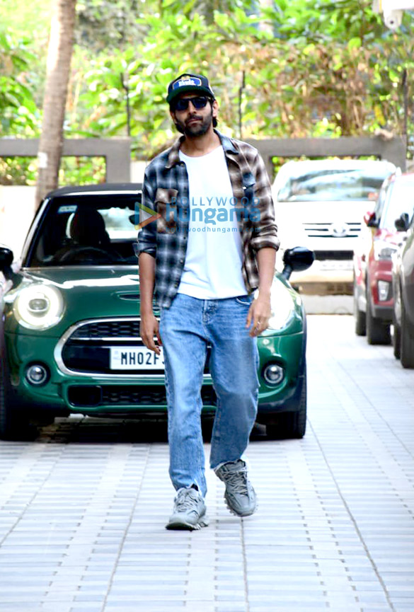 photos kartik aaryan snapped at t series office in andheri 2