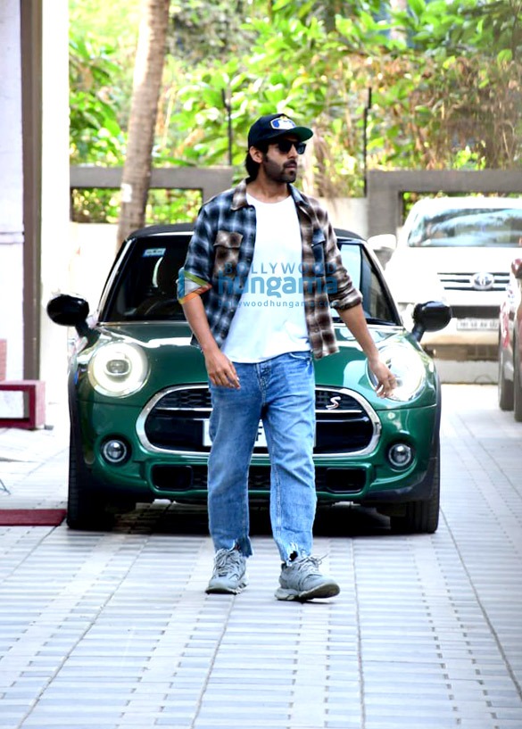 photos kartik aaryan snapped at t series office in andheri 3
