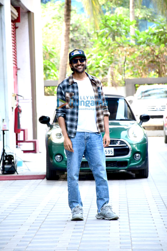 photos kartik aaryan snapped at t series office in andheri 6