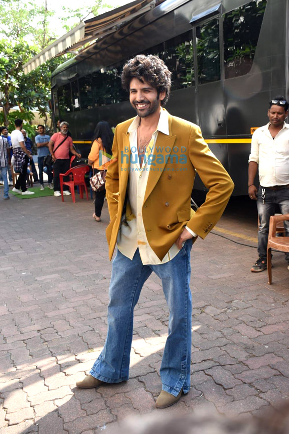 photos kiara advani and kartik aaryan twin in yellow as they get snapped during the promotions of bhool bhulaiyaa 2 9