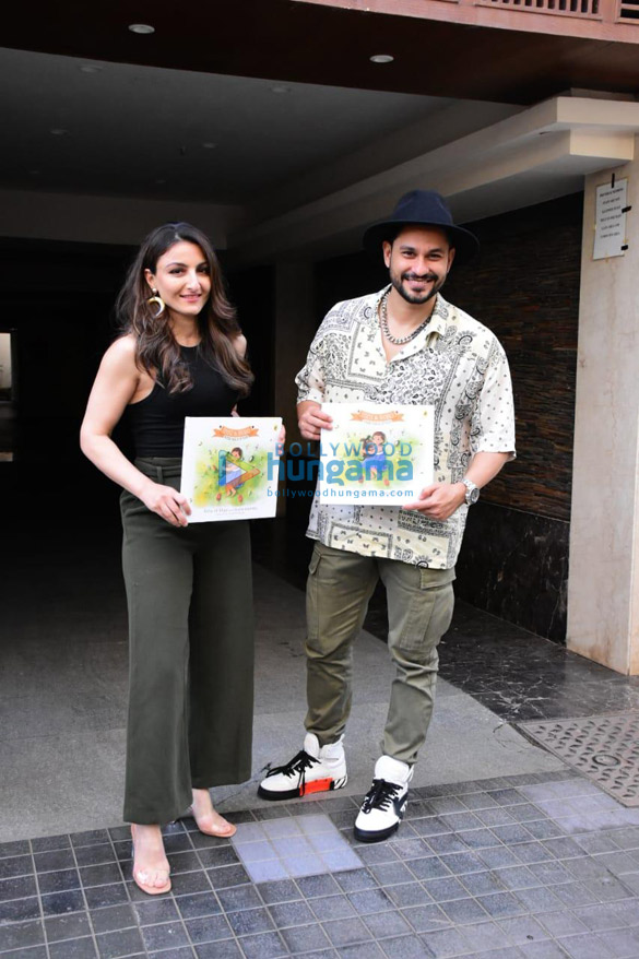 photos kunal kemmu and soha ali khan pose for the paparazzi in bandra 2