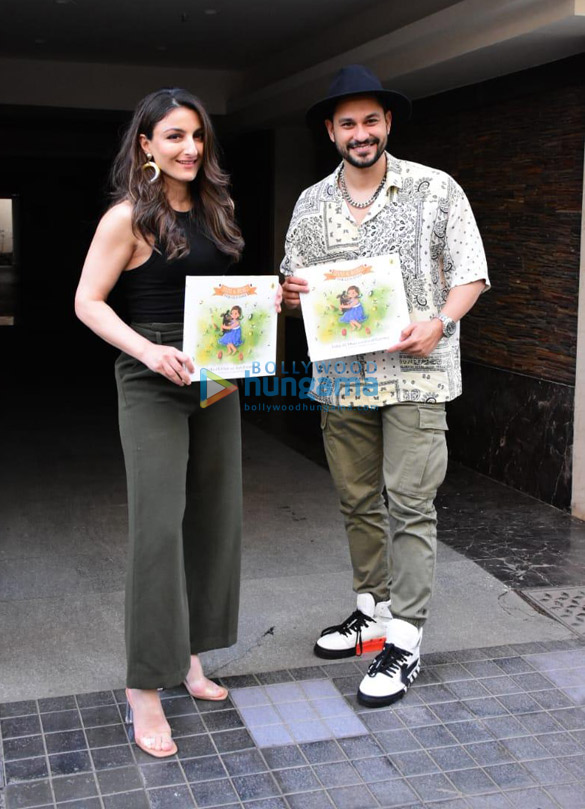 photos kunal kemmu and soha ali khan pose for the paparazzi in bandra 3