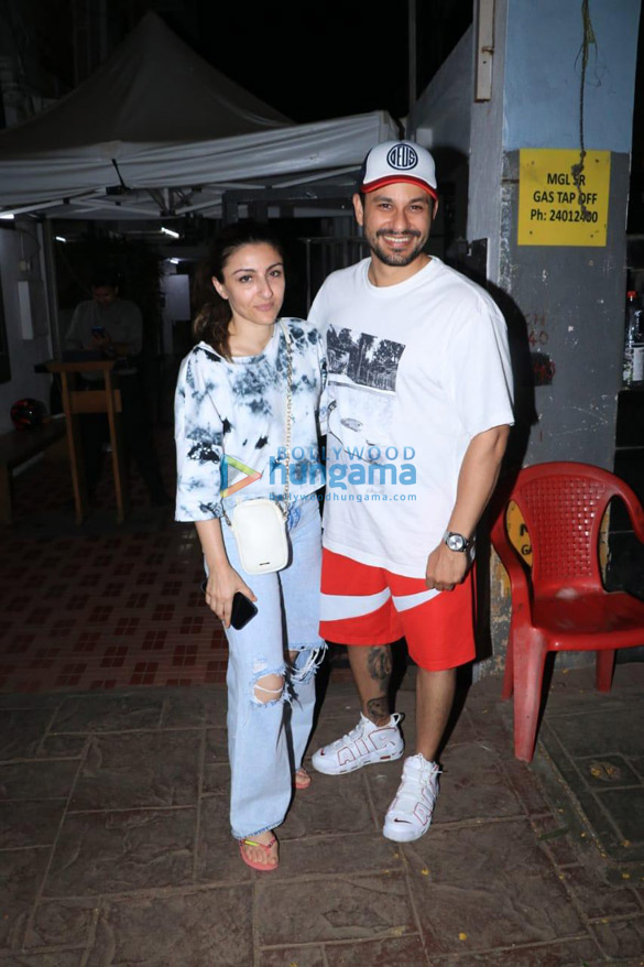 photos kunal kemmu and soha ali khan snapped at izumi restaurant in bandra 3