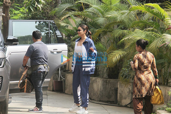 photos parineeti chopra spotted in khar 5
