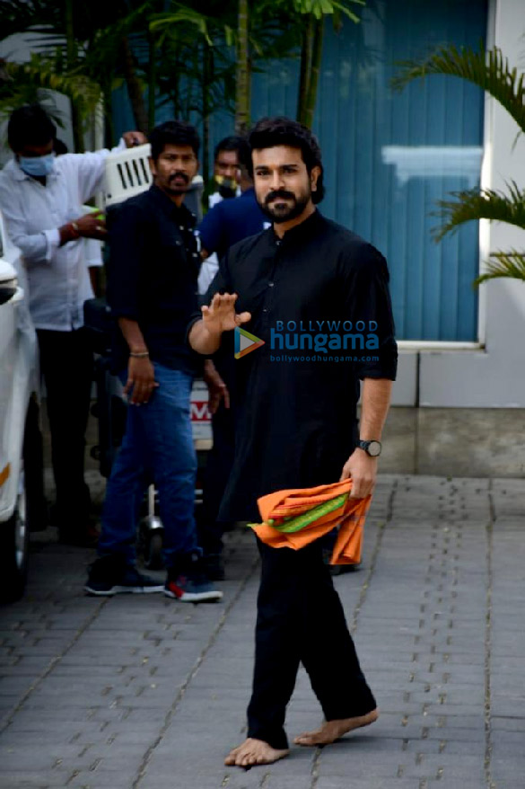 photos rrr star ram charan snapped at the mumbai airport 1