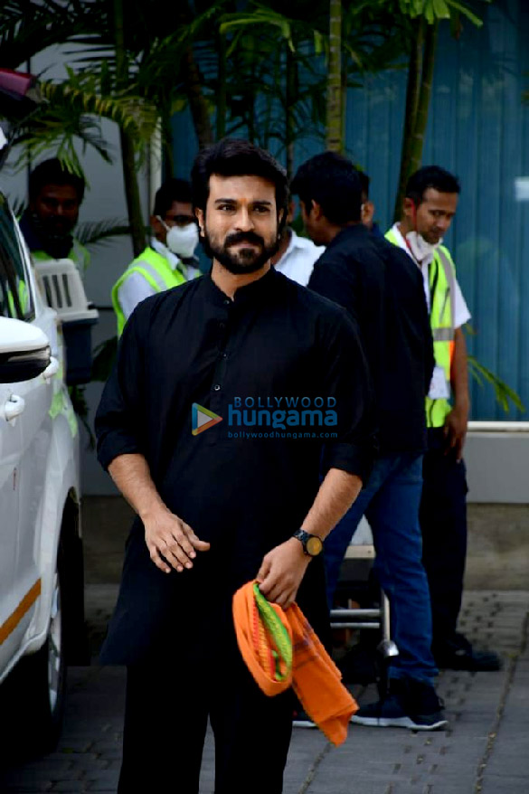 photos rrr star ram charan snapped at the mumbai airport 2