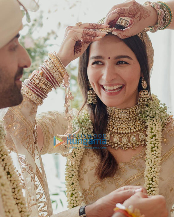 photos ranbir kapoor and alia bhatt get married in intimate ceremony in mumbai 3