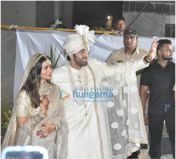 photos ranbir kapoor and alia bhatt greet media post their wedding 3