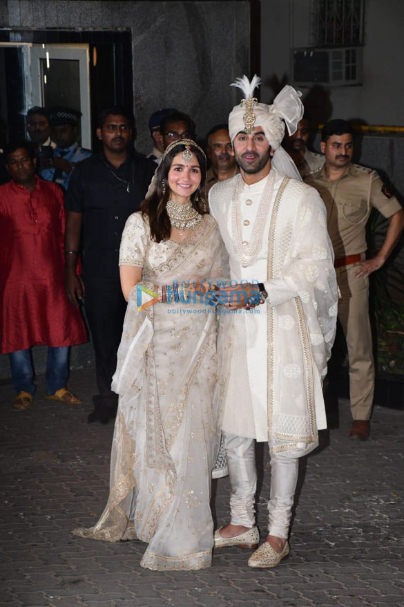 photos ranbir kapoor and alia bhatt greet media post their wedding 9
