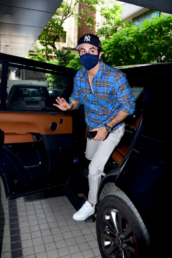 photos ranbir kapoor makes first appearance post his wedding with alia bhatt in andheri 4