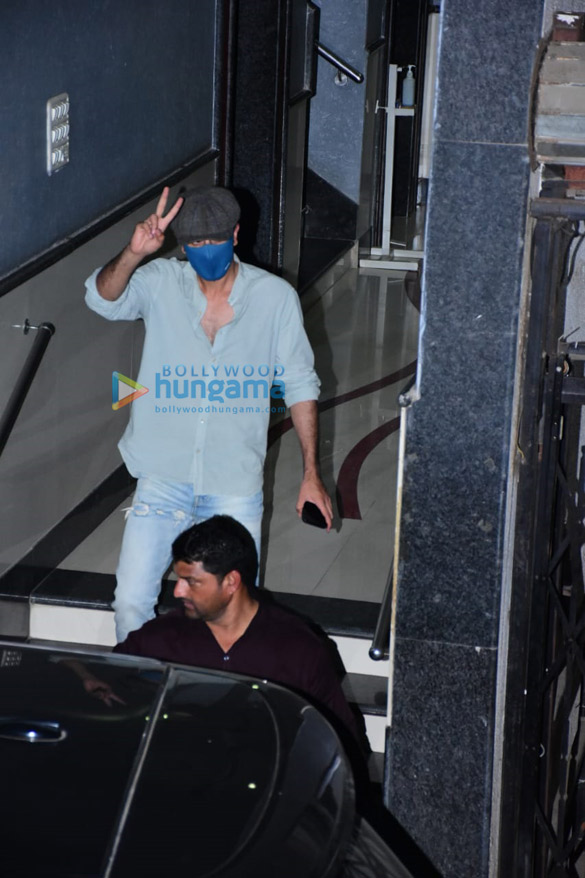 Photos: Ranbir Kapoor spotted in Bandra Photos: Ranbir Kapoor spotted in Bandra