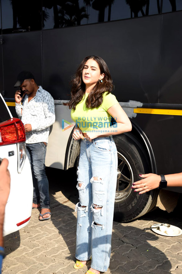 photos rashami desai sara ali khan and saqib saleem spotted on the sets of the khatra khatra show 3
