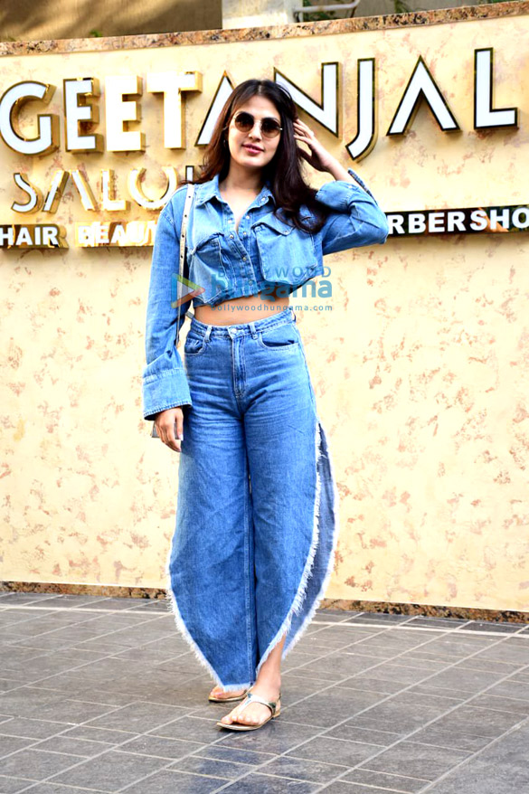 photos rhea chakraborty spotted at geetanjali salon in bandra 5