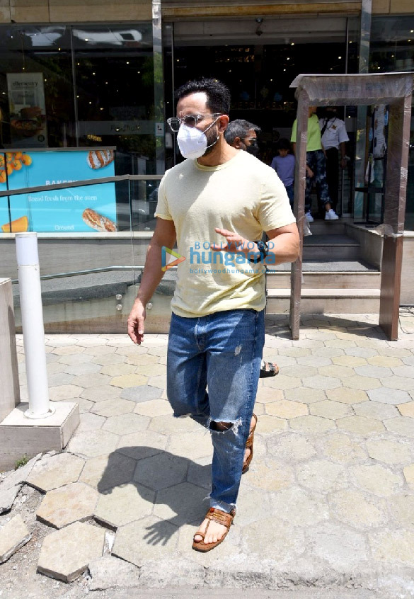 photos saif ali khan kareena kapoor khan and taimur ali khan snapped at foodhall 1