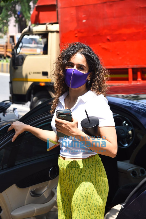 photos sanya malhotra snapped in santacruz 3