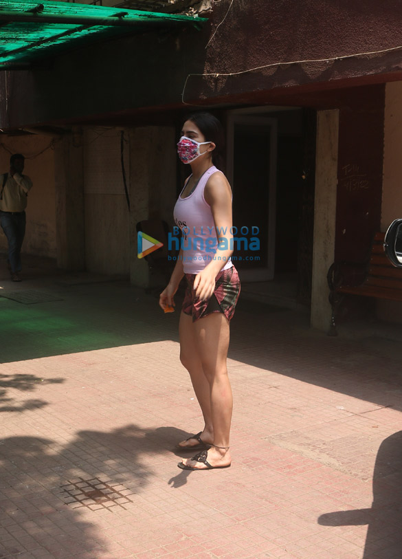 photos sara ali khan spotted outside a gym in santacruz 2