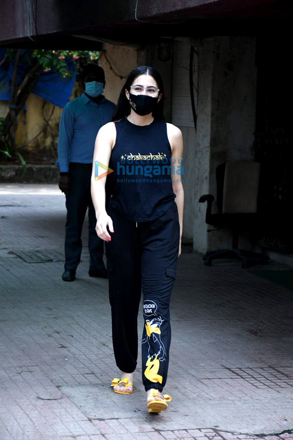 photos sara ali khan spotted outside a pilates studio 2