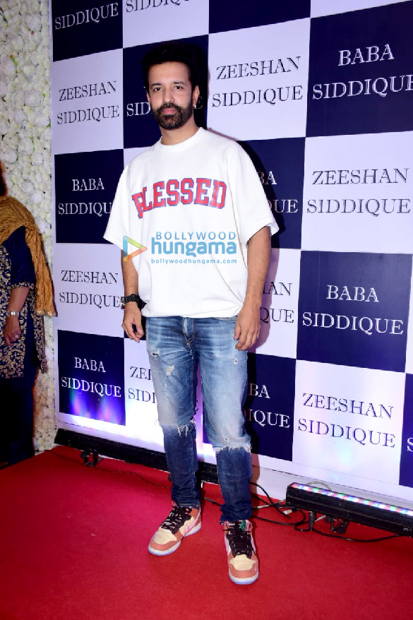 photos shah rukh khan salman khan sanjay dutt aamna sharif esha gupta and others snapped at baba siddiques iftaar party8 3 2