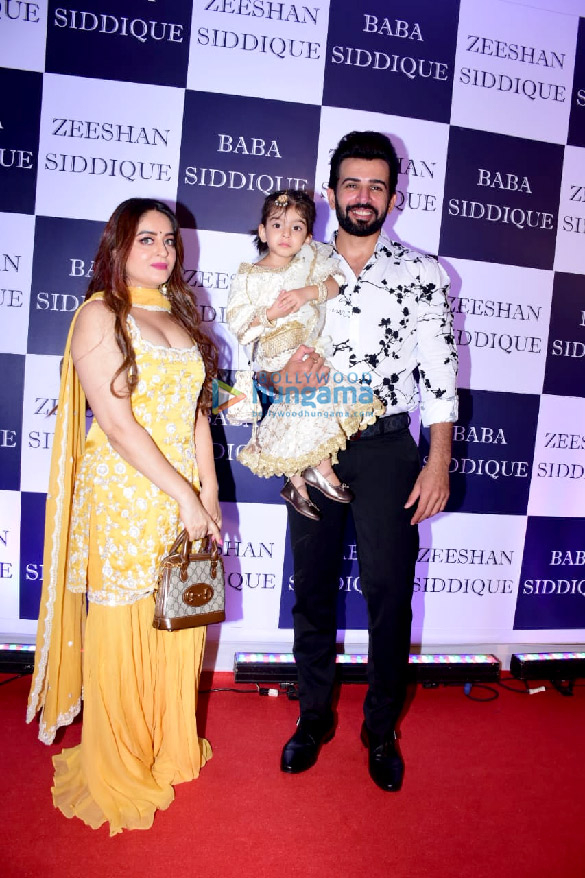 photos shah rukh khan salman khan sanjay dutt aamna sharif esha gupta and others snapped at baba siddiques iftaar party8 4 2