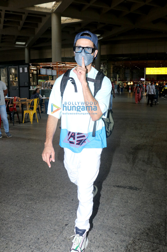 Photos: Mouni Roy, Shahid Kapoor, Mrunal Thakur, Varun Dhawan, Disha Patani and others snapped at the airport Photos: Mouni Roy, Shahid Kapoor, Mrunal Thakur, Varun Dhawan, Disha Patani and others snapped at the airport