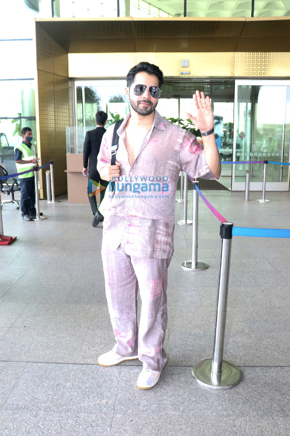 photos shahid kapoor mrunal thakur varun dhawan disha patani and others snapped at the airport 3